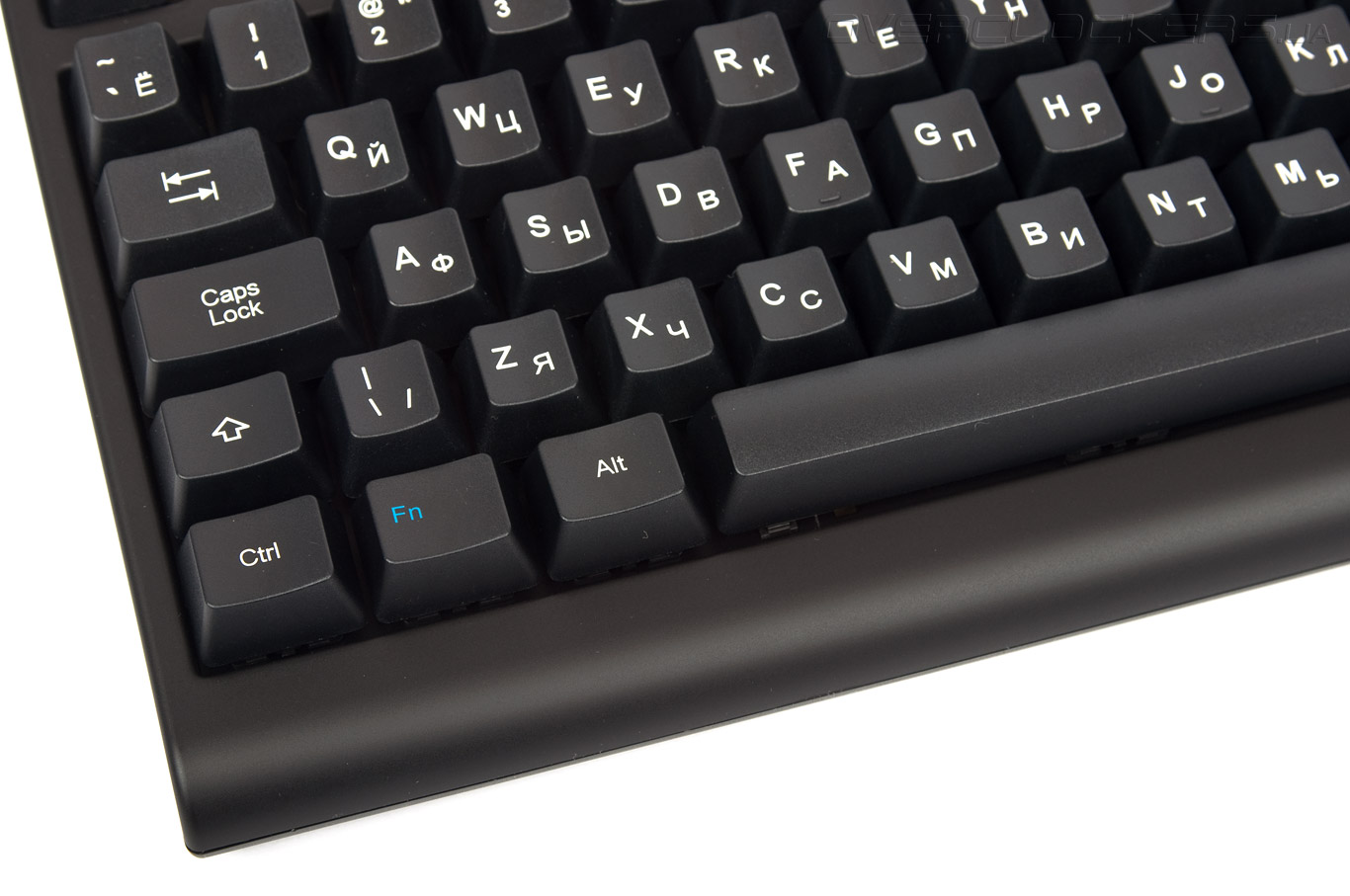Кнопка X (Ч) расположена в нижнем левом углу клавиатуры. 